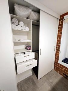 Nuevo y Moderno Apartamento con Parqueo en la atractiva Zona 4