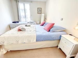 Cannes Close Centre 2 BR 2 bath mezzanine & balconies Exceptional Rating Ideal Families Easy parking by Olam Properties