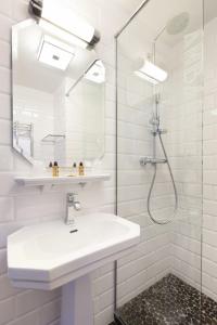 Hotels Ambassadeurs Logis Hotel : photos des chambres
