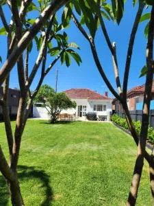 WOW - King Beds, Huge Yard, New Reno, close to Beach, Private, Level no stairs - Curl Curl