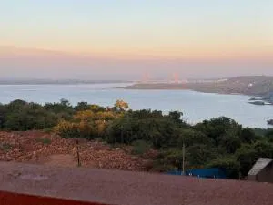 Riverside Retreat: 2BHK Gem - Chicalim