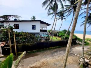 Beach Villa Yin near Hikkaduwa, with Pool and Cook - Semi-detached House