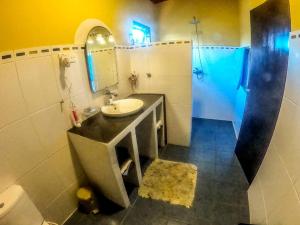 Beach Villa Yin near Hikkaduwa, with Pool and Cook - Semi-detached House