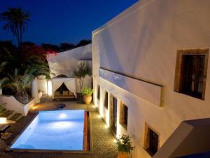 Villa in Santorini with Stunning Outdoor Kitchen