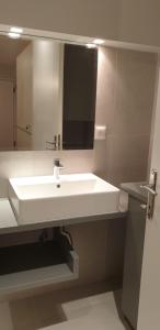 Stylish Studio near Athens Hilton, Self Check-in!