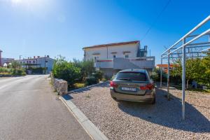 3 Bedroom Apartment Ivana with private parking, Punat