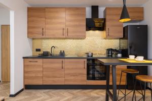 City Center One-Bedroom Apartment with Bathtub by Noclegi Renters