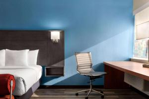 Executive King Room room in La Quinta by Wyndham Chicago Tinley Park