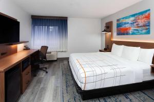 King Room with Roll-in Shower - Mobility Access/Non-Smoking room in La Quinta Inn by Wyndham Wausau