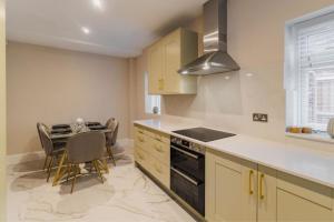 2BR Gem, Private Parking & Private Garden