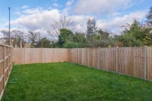 2BR Gem, Private Parking & Private Garden - By Tempstay