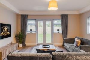 2BR Gem, Private Parking & Private Garden