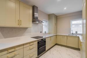 2BR Gem, Private Parking & Private Garden - By Tempstay