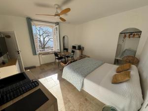 Appartements Studio Liege, vue mer au village de Bormes les Mimosas : photos des chambres