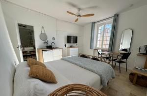 Appartements Studio Liege, vue mer au village de Bormes les Mimosas : photos des chambres