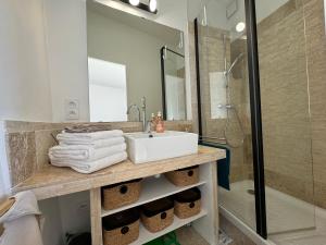 Appartements Studio Liege, vue mer au village de Bormes les Mimosas : photos des chambres