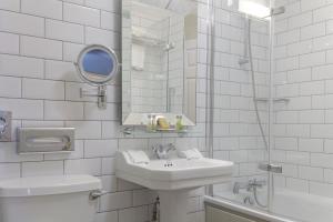 Deluxe King Room room in DoubleTree by Hilton York