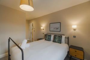 Stylish Windsor Getaway w Balcony - Free Parking - By Tempstay