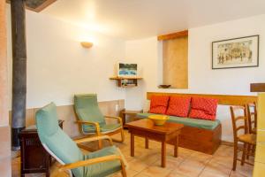 Maisons de vacances Lou Penequet a charming Mas in Provence with shared pool countryside : Maison de Vacances