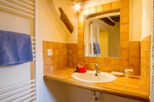 Maisons de vacances Les Messugues typical Provencal farmhouse with shared pool nature peace : photos des chambres