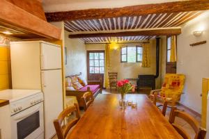 Maisons de vacances Les Messugues typical Provencal farmhouse with shared pool nature peace : photos des chambres