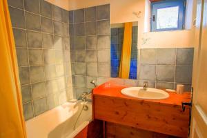 Maisons de vacances La Farigoule 68 person rental with shared pool nature and calm : photos des chambres