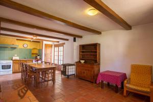 Maisons de vacances L'Oubradou Mas de charme shared pool in Provence nature and calm : photos des chambres