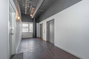 Luxury Studio Apartment with Optional Parking and Gym Access Near McCormick Place, Chinatown and Soldier Field