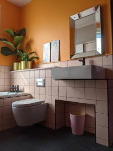 pet + kid friendly free parking v pink house!