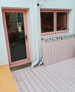 pet + kid friendly free parking v pink house!