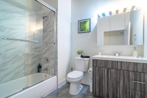 Skyline 2BR in South Loop with Optional Parking & Gym Access Near Museum Campus and McCormick Place