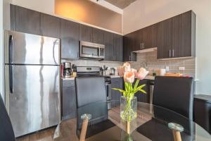 Skyline 2BR in South Loop with Optional Parking & Gym Access Near Museum Campus and McCormick Place