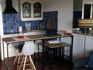 Studio Cabine à Giens avec Terrasse, Piscine et Parking - FR-1-335-193