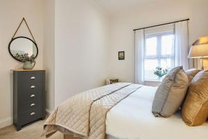 Host & Stay - Salty Bay