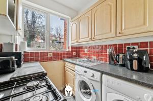 Exclusive Offers l Last-Minute Escape l on 3-Bed House Near Leicester City Centre l Free Wi-Fi & Parking l Sleeps 6 l IV stays Short Lets & Serviced Accommodations