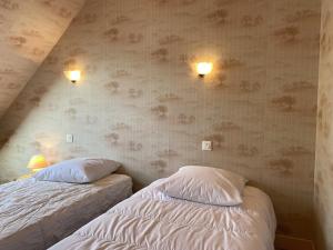 Appartements 609 - Appartement T3 au premier etage d'une maison a quelques pas de la plage et des commerces d'Erquy : photos des chambres