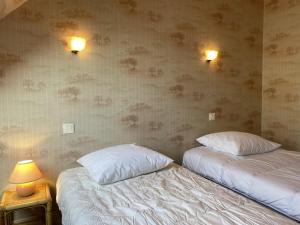 Appartements 609 - Appartement T3 au premier etage d'une maison a quelques pas de la plage et des commerces d'Erquy : photos des chambres