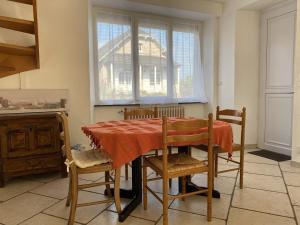 Villas 663 - Maison individuelle avec un exterieur, situee en plein coeur du centre-ville d'Erquy : photos des chambres