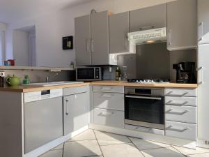 663 - Maison individuelle avec un extérieur, située en plein cœur du centre-ville dErquy