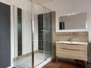 Villas 663 - Maison individuelle avec un exterieur, situee en plein coeur du centre-ville d'Erquy : photos des chambres