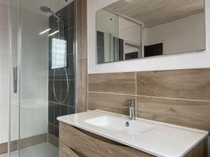 Villas 663 - Maison individuelle avec un exterieur, situee en plein coeur du centre-ville d'Erquy : photos des chambres