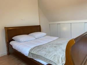 Villas 663 - Maison individuelle avec un exterieur, situee en plein coeur du centre-ville d'Erquy : photos des chambres