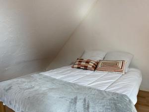 Villas 663 - Maison individuelle avec un exterieur, situee en plein coeur du centre-ville d'Erquy : photos des chambres