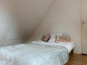 Villas 663 - Maison individuelle avec un exterieur, situee en plein coeur du centre-ville d'Erquy : photos des chambres