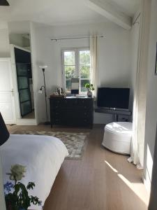 Lou Pantai, Bed and Breakfast, Delux Bedroom with AC