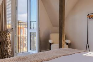 Spacious Luxury Penthouse, 2BR, Private Parking