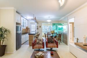 Lindo apto a 100m da praia de Jurerê CRJ101