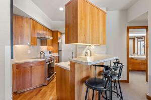 Palisades Tahoe Lodge Rentals Premium One Bedroom #321