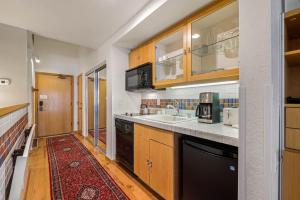 Palisades Tahoe Lodge Rentals Studio Loft #307