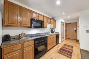 Palisades Tahoe Lodge Rentals Studio Loft #306